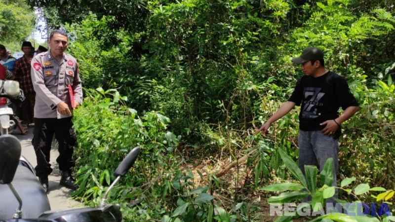 Caption: anggota Polsek Kedungdung menunjukkan TKP yang direkayasa Hamiduddin dalam insiden perampokan, (sumber foto: Humas Polres Sampang). 