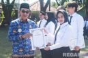 Caption: Bupati Pamekasan KH Kholilurrahman secara simbolis menyerahkan SK kepada PPPK Paruh Waktu, (sumber foto: Pamekasan.go.id). 