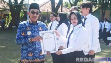 Caption: Bupati Pamekasan KH Kholilurrahman secara simbolis menyerahkan SK kepada PPPK Paruh Waktu, (sumber foto: Pamekasan.go.id). 