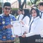Caption: Bupati Pamekasan KH Kholilurrahman menyerahkan SK kepada PPPK Paruh Waktu, (sumber foto: Pamekasan.go.id). 