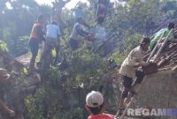 Caption: warga gotong royong membersihkan dan mengevakuasi pohon tumbang yang menimpa dapur rumah Hadirah, (dok. Kurdi, Rega Media). 