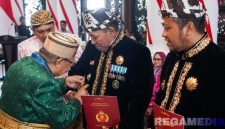 Caption: didampingi Wakil Bupati KH Ahmad Mahfud, Bupati H Slamet Junaidi saat dinobatkan sebagai bangsawan di Peringgitan Pendopo Trunojoyo, (sumber foto: Prokopim Pemkab Sampang). 