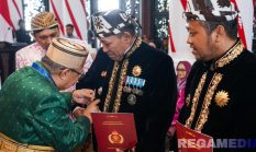 Bupati Sampang Slamet Junaidi Dinobatkan Sebagai Bangsawan