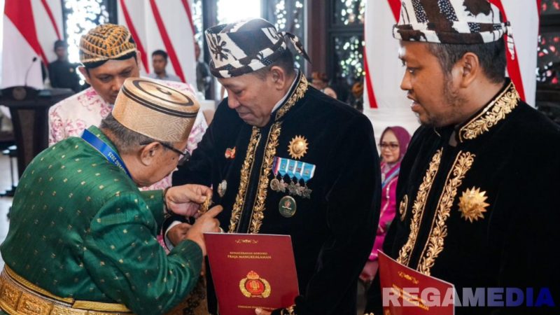 Caption: didampingi Wakil Bupati KH Ahmad Mahfud, Bupati H Slamet Junaidi saat dinobatkan sebagai bangsawan di Peringgitan Pendopo Trunojoyo, (sumber foto: Prokopim Pemkab Sampang). 