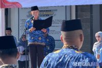 Caption: Kalapas Narkotika Pamekasan Kusnan, bacakan amanatnya saat pimpin upacara peringatan Hari Ibu ke-97, (dok. foto istimewa). 