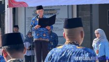 Caption: Kalapas Narkotika Pamekasan Kusnan, bacakan amanatnya saat pimpin upacara peringatan Hari Ibu ke-97, (dok. foto istimewa). 