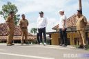 Caption: Bupati Sampang H Slamet Junaidi, meninjau langsung proyek pemeliharaan berkala dan peningkatan struktur jalan ruas Tlambah - Palengaan, (dok. Harry, Rega Media). 