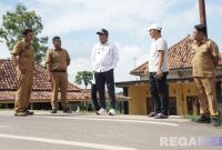Caption: Bupati Sampang H Slamet Junaidi, meninjau langsung proyek pemeliharaan berkala dan peningkatan struktur jalan ruas Tlambah - Palengaan, (dok. Harry, Rega Media). 