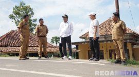 Caption: Bupati Sampang H Slamet Junaidi, meninjau langsung proyek pemeliharaan berkala dan peningkatan struktur jalan ruas Tlambah - Palengaan, (dok. Harry, Rega Media). 