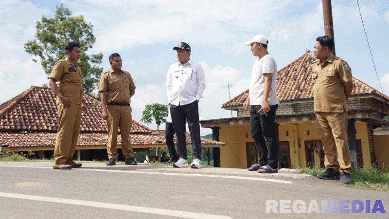 Caption: Bupati Sampang H Slamet Junaidi, meninjau langsung proyek pemeliharaan berkala dan peningkatan struktur jalan ruas Tlambah - Palengaan, (dok. Harry, Rega Media). 