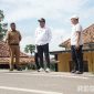 Caption: Bupati Sampang H Slamet Junaidi, meninjau langsung proyek pemeliharaan berkala dan peningkatan struktur jalan ruas Tlambah - Palengaan, (dok. Harry, Rega Media). 