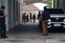 Caption: tim penyidik Kejaksaan hendak melakukan penggeledahan rumah AH mantan Wakil Bupati Sampang, di Jl.Jamaluddin, (dok. Harry, Rega Media). 