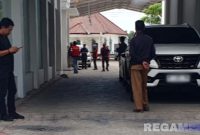 Caption: tim penyidik Kejaksaan hendak melakukan penggeledahan rumah AH mantan Wakil Bupati Sampang, di Jl.Jamaluddin, (dok. Harry, Rega Media). 