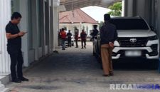 Caption: tim penyidik Kejaksaan hendak melakukan penggeledahan rumah AH mantan Wakil Bupati Sampang, di Jl.Jamaluddin, (dok. Harry, Rega Media). 
