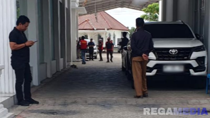Caption: tim penyidik Kejaksaan hendak melakukan penggeledahan rumah AH mantan Wakil Bupati Sampang, di Jl.Jamaluddin, (dok. Harry, Rega Media). 
