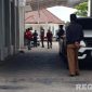Caption: tim penyidik Kejaksaan hendak melakukan penggeledahan rumah AH mantan Wakil Bupati Sampang, di Jl.Jamaluddin, (dok. Harry, Rega Media). 