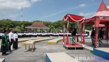 Caption: Bupati Sampang H Slamet Junaidi, melantik 3.230 PPPK Paruh Waktu di Alun-Alun Trunojoyo, (sumber foto: Diskominfo Sampang). 