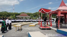 Caption: Bupati Sampang H Slamet Junaidi, melantik 3.230 PPPK Paruh Waktu di Alun-Alun Trunojoyo, (sumber foto: Diskominfo Sampang). 