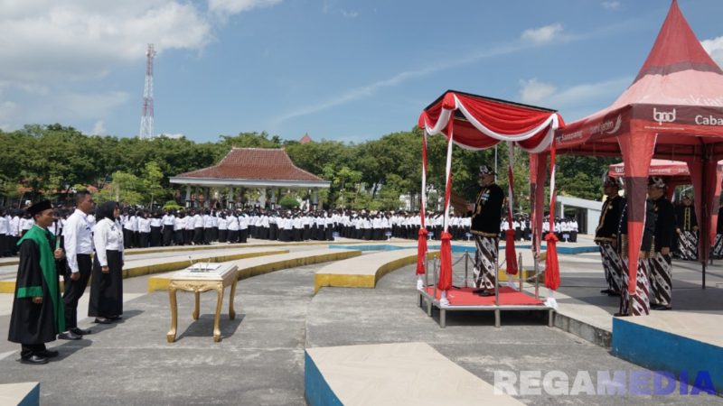 Caption: Bupati Sampang H Slamet Junaidi, melantik 3.230 PPPK Paruh Waktu di Alun-Alun Trunojoyo, (sumber foto: Diskominfo Sampang). 