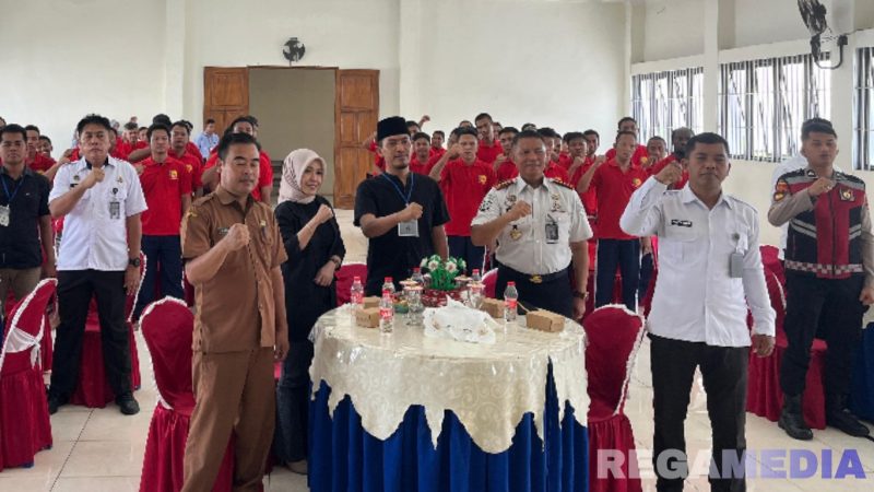 Caption: pose bersama Kalapas Narkotika Pamekasan saat acara workshop literasi warga binaan pemasyarakatan, (dok. foto istimewa). 