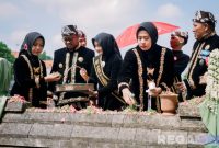 Caption: Ketua TP PPK Sampang didampingi Bupati dan Wabup serta Wakil Ketua TP PKK, saat tabur bunga ke makam Rato Ebhu, (sumber foto: Diskominfo Sampang). 