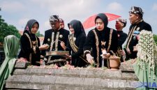 Caption: Ketua TP PPK Sampang didampingi Bupati dan Wabup serta Wakil Ketua TP PKK, saat tabur bunga ke makam Rato Ebhu, (sumber foto: Diskominfo Sampang). 