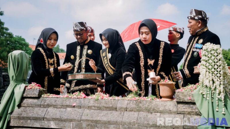 Caption: Ketua TP PPK Sampang didampingi Bupati dan Wabup serta Wakil Ketua TP PKK, saat tabur bunga ke makam Rato Ebhu, (sumber foto: Diskominfo Sampang). 