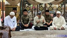 Caption: Menteri Kebudayaan RI Fadli Zon saat ziarah ke makam Syaikhona Mohammad Kholil di Bangkalan, (dok. foto istimewa).