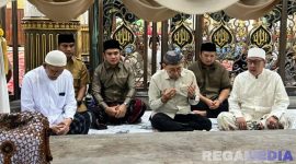 Caption: Menteri Kebudayaan RI Fadli Zon saat ziarah ke makam Syaikhona Mohammad Kholil di Bangkalan, (dok. foto istimewa). 