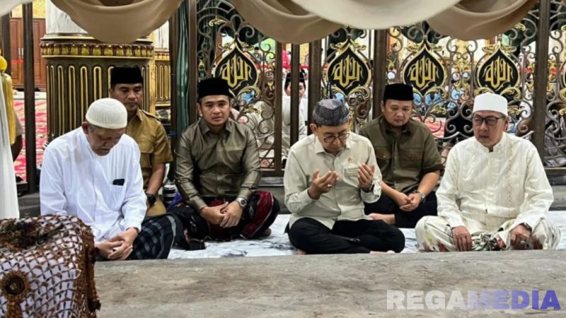 Caption: Menteri Kebudayaan RI Fadli Zon saat ziarah ke makam Syaikhona Mohammad Kholil di Bangkalan, (dok. foto istimewa). 