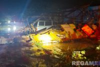 Caption: tampak pepohonan dan atap rumah warga di Desa Tlagah porak poranda akibat diterjang hujan disertai angin puting beliung, (sumber foto: BPBD Sampang). 