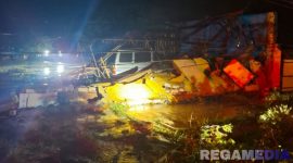 Caption: tampak pepohonan dan atap rumah warga di Desa Tlagah porak poranda akibat diterjang hujan disertai angin puting beliung, (sumber foto: BPBD Sampang). 