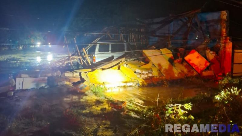 Caption: tampak pepohonan dan atap rumah warga di Desa Tlagah porak poranda akibat diterjang hujan disertai angin puting beliung, (sumber foto: BPBD Sampang). 