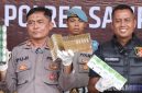 Caption: press conference, Plh Kasi Humas Polres Sampang AKP Eko Puji Waluyo tunjukkan barang bukti rokok ilegal, (dok. Harry, Rega Media). 