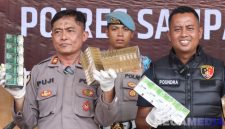 Caption: press conference, Plh Kasi Humas Polres Sampang AKP Eko Puji Waluyo tunjukkan barang bukti rokok ilegal, (dok. Harry, Rega Media). 