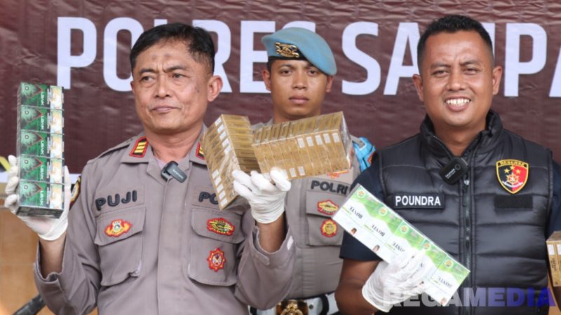 Caption: Plh Kasi Humas Polres Sampang AKP Eko Puji Waluyo dan anggota Satreskrim, tunjukkan barang bukti rokok ilegal, (dok. Harry, Rega Media). 