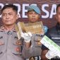 Caption: Plh Kasi Humas Polres Sampang AKP Eko Puji Waluyo dan anggota Satreskrim, tunjukkan barang bukti rokok ilegal, (dok. Harry, Rega Media). 