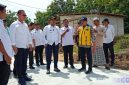 Caption: Bupati Sampang H Slamet Junaidi, meninjau langsung pembangunan jalan poros Kedungdung - Bringkoning, (dok. Harry, Rega Media). 