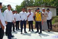 Caption: Bupati Sampang H Slamet Junaidi, saat meninjau langsung pembangunan infrastruktur jalan poros Kedungdung - Bringkoning, (dok. Harry, Rega Media). 