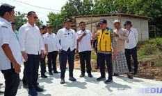 Bupati Sampang Pastikan Pembangunan Jalan Kedungdung – Bringkoning Tuntas Berkualitas