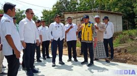 Caption: Bupati Sampang H Slamet Junaidi, saat meninjau langsung pembangunan infrastruktur jalan poros Kedungdung - Bringkoning, (dok. Harry, Rega Media). 
