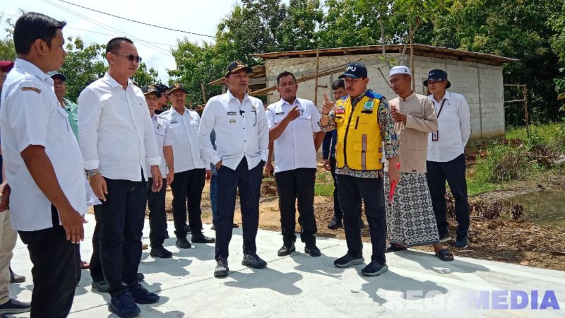 Caption: Bupati Sampang H Slamet Junaidi, saat meninjau langsung pembangunan infrastruktur jalan poros Kedungdung - Bringkoning, (dok. Harry, Rega Media). 