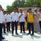 Caption: Bupati Sampang H Slamet Junaidi, saat meninjau langsung pembangunan infrastruktur jalan poros Kedungdung - Bringkoning, (dok. Harry, Rega Media). 