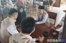 Caption: Wakil Bupati Bangkalan Fauzan Ja'far, saat sidak pajak di salah satu rumah makan, (dok. Syafin, Rega Media). 