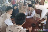 Caption: Wakil Bupati Bangkalan Fauzan Ja'far, saat sidak pajak di salah satu rumah makan, (dok. Syafin, Rega Media). 