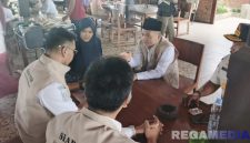 Caption: Wakil Bupati Bangkalan Fauzan Ja'far, saat sidak pajak di salah satu rumah makan, (dok. Syafin, Rega Media). 