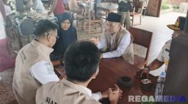 Caption: Wakil Bupati Bangkalan Fauzan Ja'far, saat sidak pajak di salah satu rumah makan, (dok. Syafin, Rega Media). 