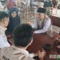 Caption: Wakil Bupati Bangkalan Fauzan Ja'far, saat sidak pajak di salah satu rumah makan, (dok. Syafin, Rega Media). 
