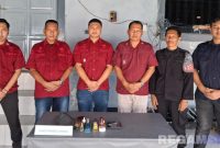 Caption: petugas keamanan Rutan Sampang, tunjukkan barang yang ditemukan hasil penggeledahan di kamar hunian warga binaan, (dok. foto istimewa). 