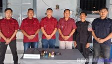 Caption: petugas keamanan Rutan Sampang tunjukkan barang hasil penggeledahan di kamar hunian warga binaan, (dok. foto istimewa). 